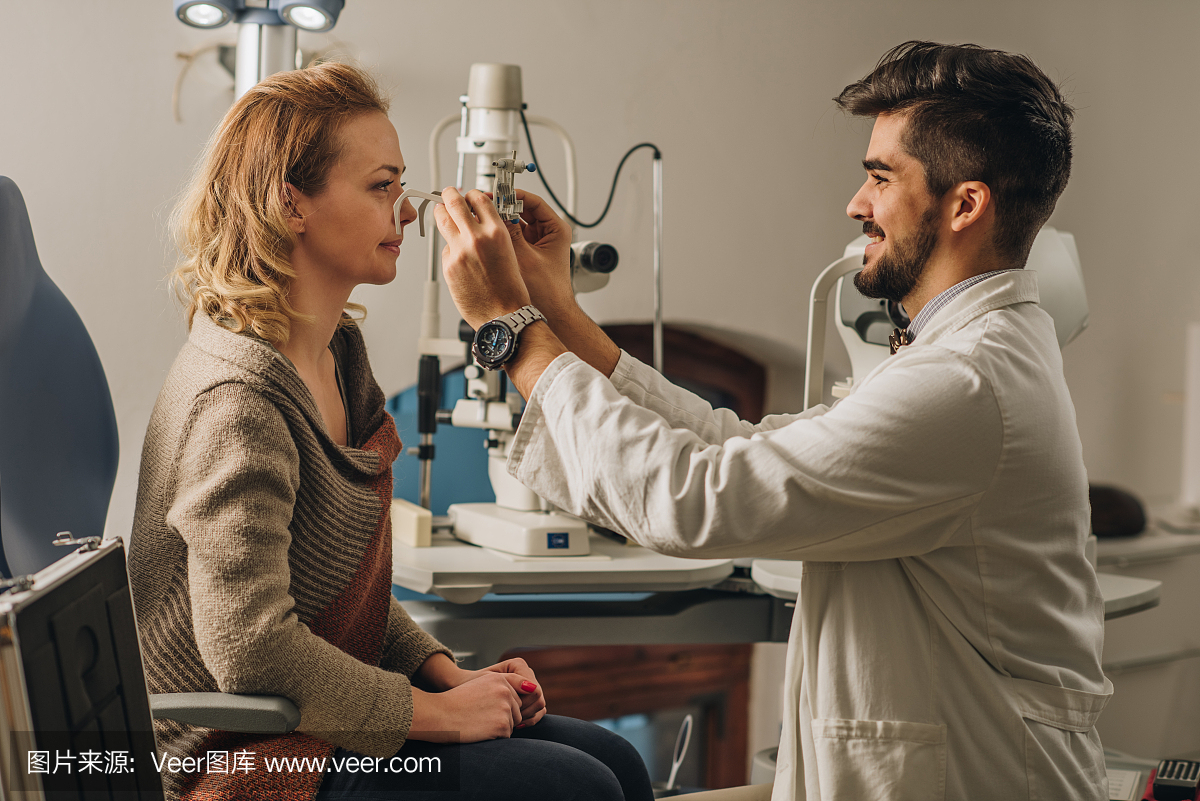 视力师检查视力的女人。