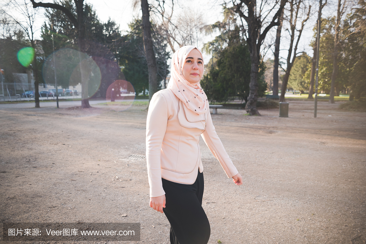 在公园的年轻美丽的穆斯林女人