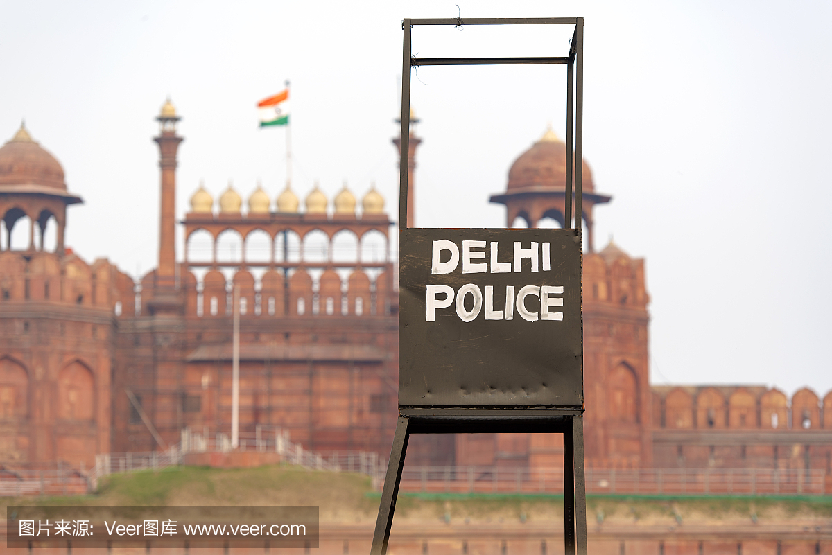 新德里警察在德里红堡前指点