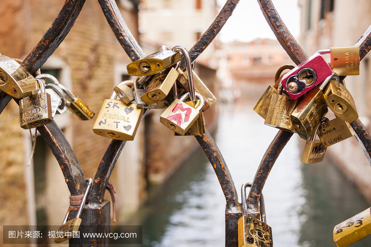 爱锁在意大利威尼斯的一座桥上