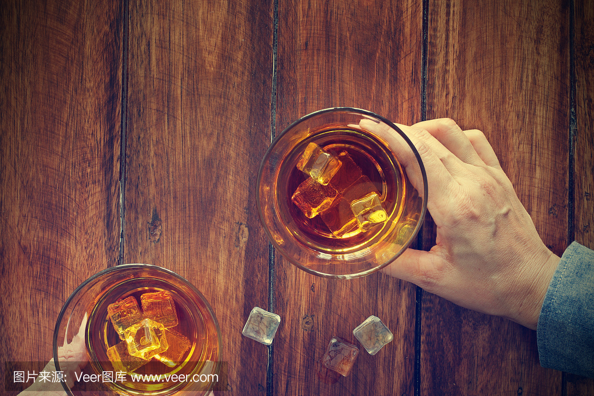 两名男子的特写镜头一起碰杯威士忌饮料酒精饮