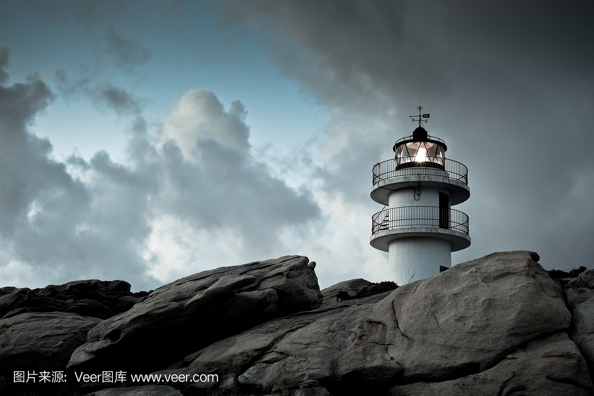 在北部西班牙工作灯塔在恶劣天气