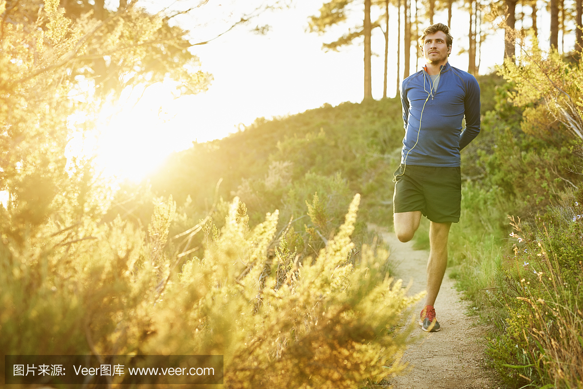在慢跑前慢跑腿的年轻人