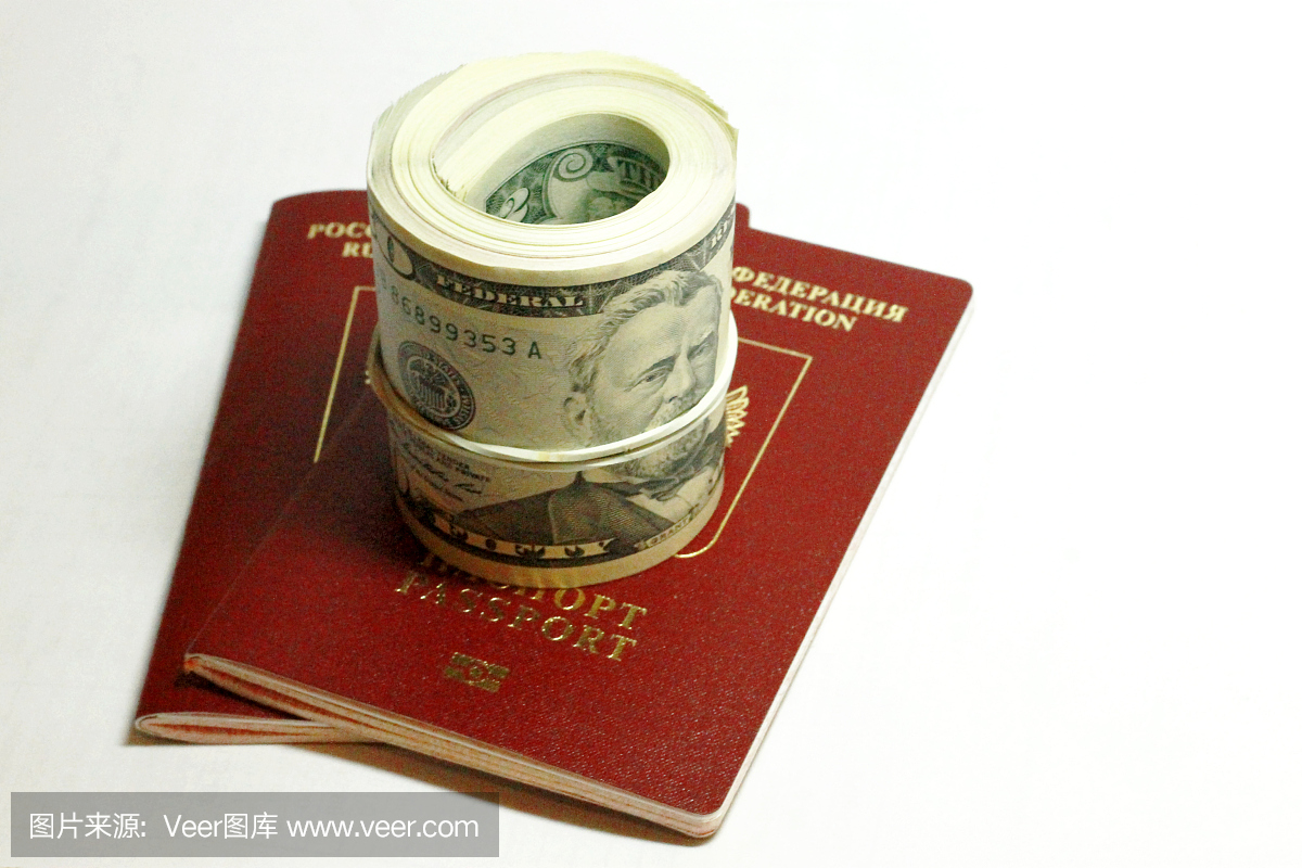 俄罗斯护照和美元美国隔离在白色背景