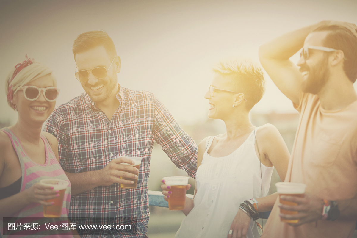 四人站在桥上,在演唱会前喝啤酒