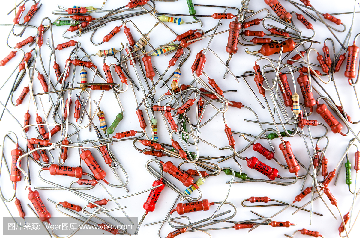 散装在白色背景隔离的轴向电阻。