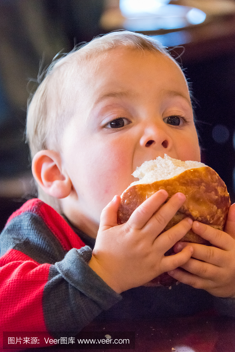 小男孩吃面包
