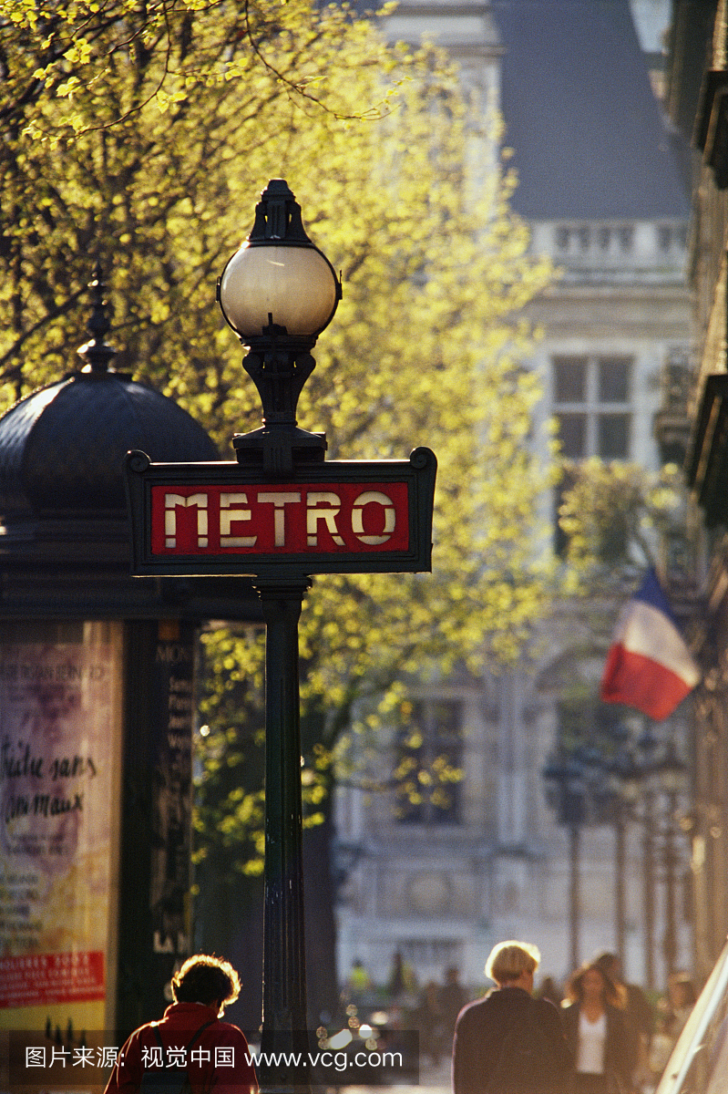 法国,巴黎,通勤者走过'地铁'路牌