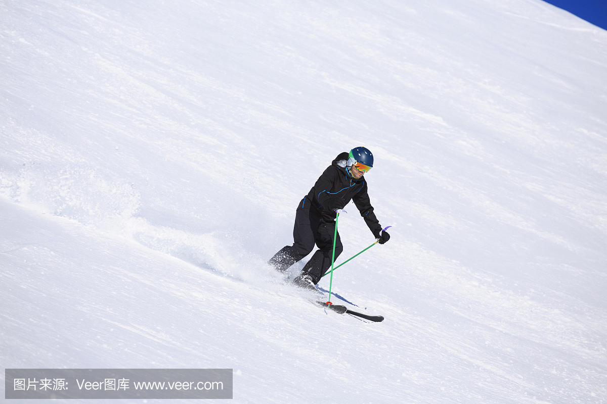 首届男子冰球职业联赛已开打 全球最大室内滑雪场明年爱游戏- 爱游戏体育- AYX爱游戏体育官方网站落成 深圳冰雪经济“热气腾腾”
