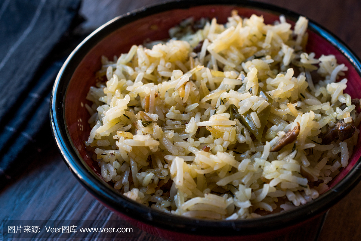 在准备好的碗的煮熟的印度大米。