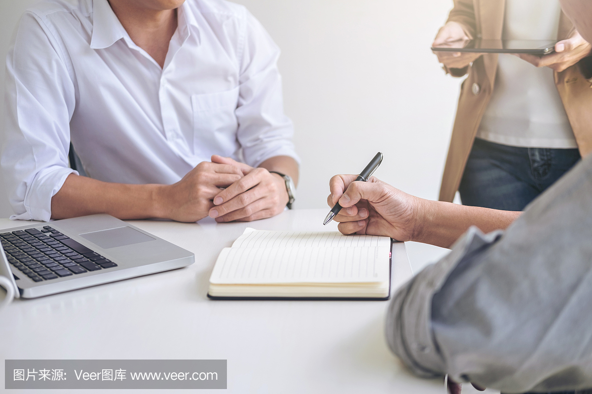 团队合作流程,业务团队经理同事讨论和分析新