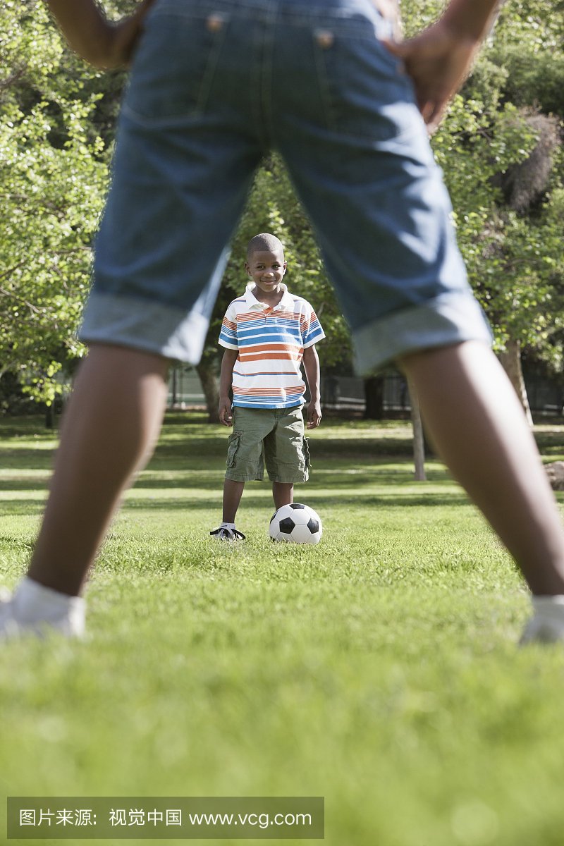 非洲裔美国人在公园里踢足球的孩子