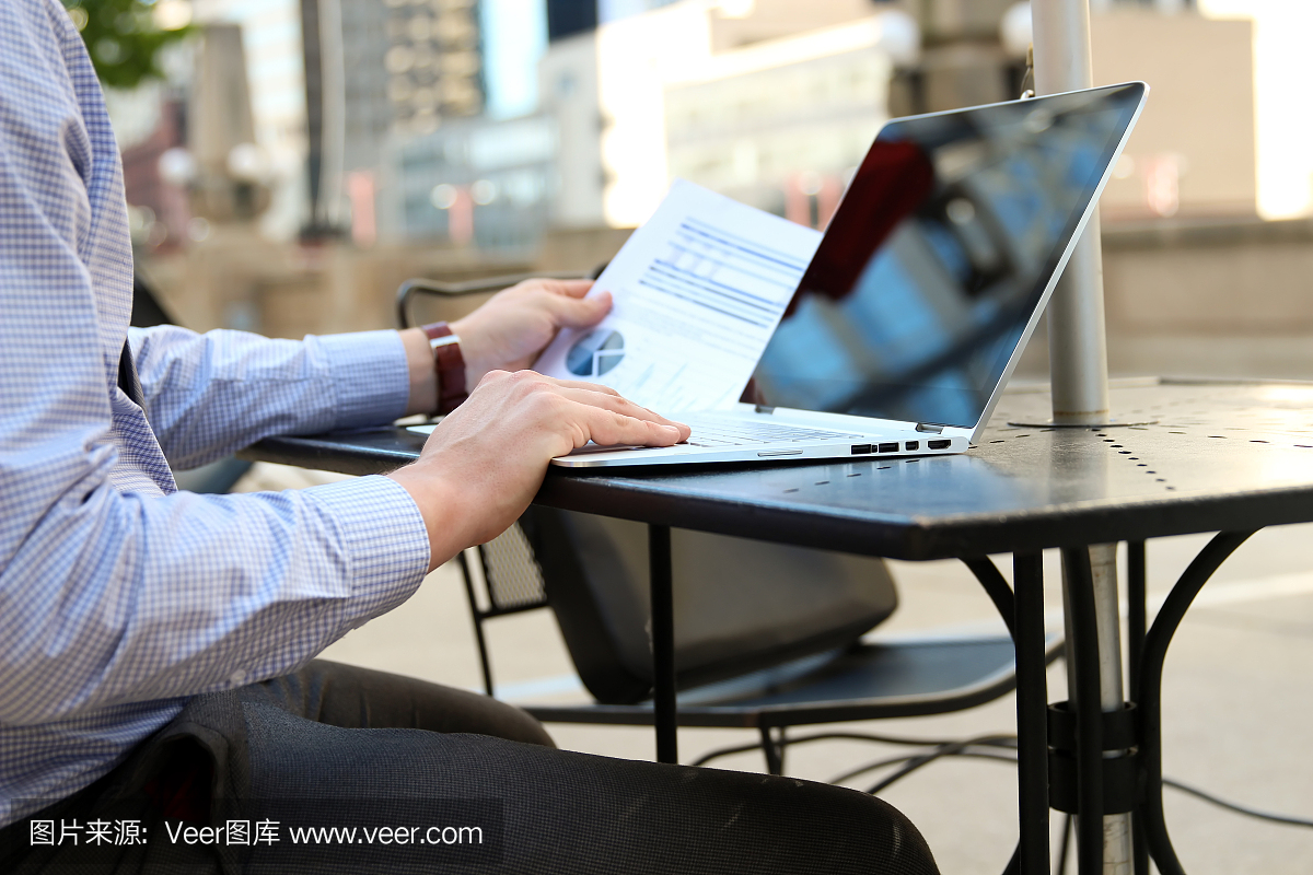 商务人员在笔记本电脑外面工作和分析财务数据