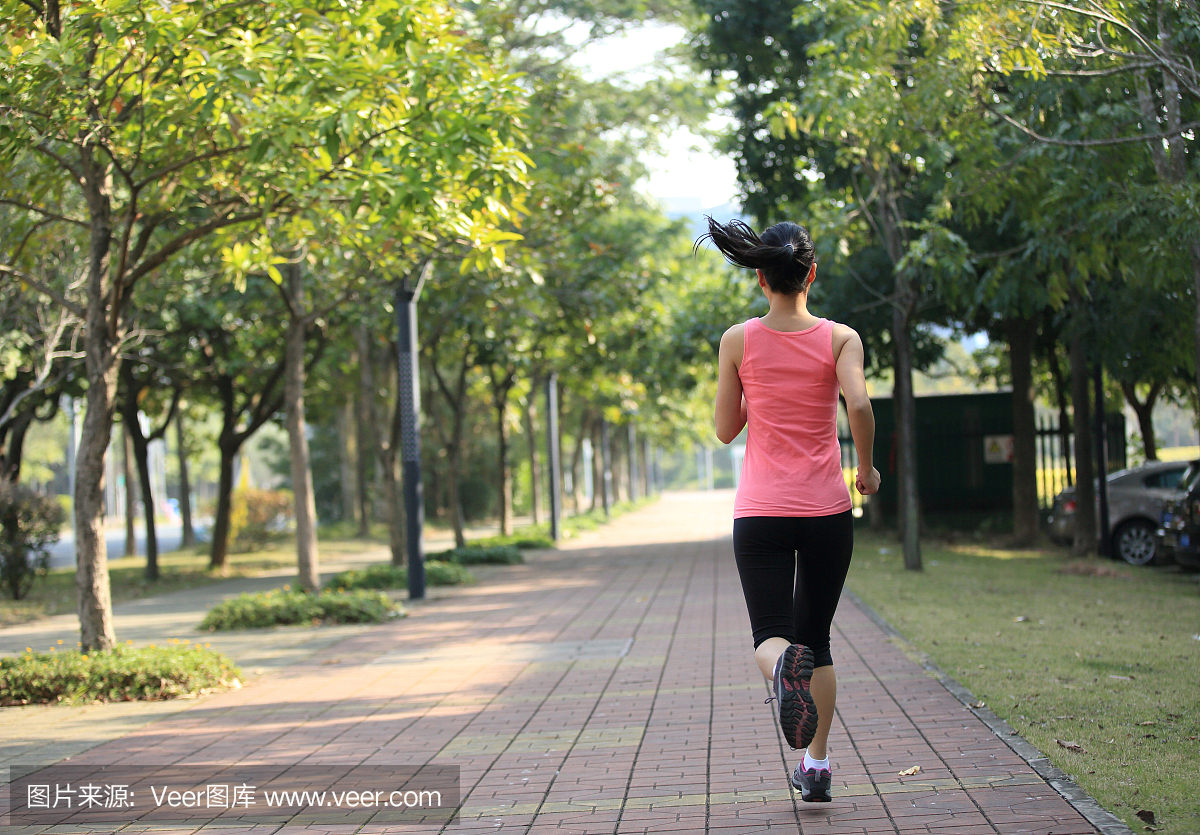 一个女人在公园里用早晨的运动锻炼身体
