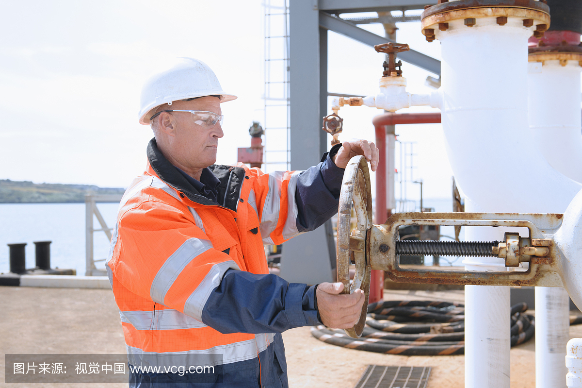 白种人技术员检查机械的规格