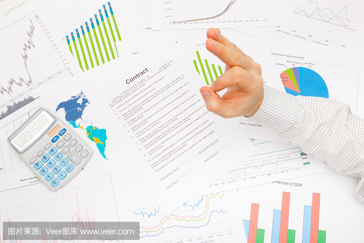 商人在桌子上与不同的财务数据显示标志 - 可以