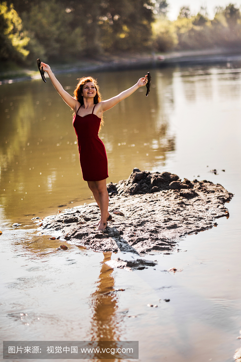 高举的武器享受沼泽一天的愉快的女人。