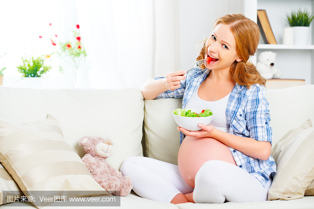 幸福的孕妇吃健康的食物蔬菜沙拉