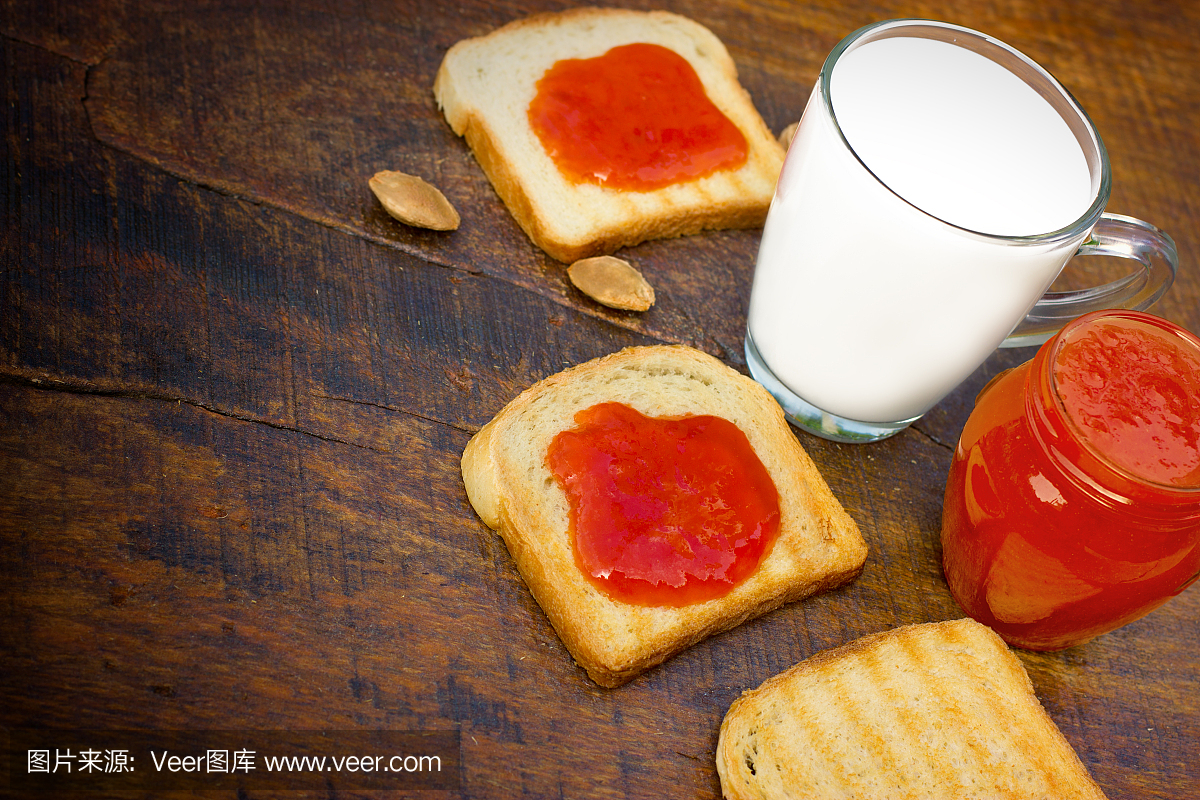 杏子酱放在烤面包上