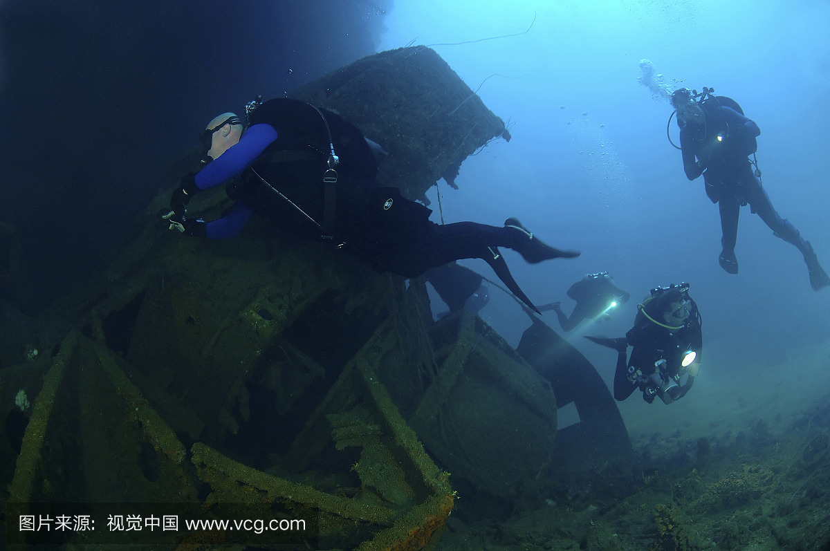 潜水员在废墟长野,比基尼环礁,马绍尔群岛