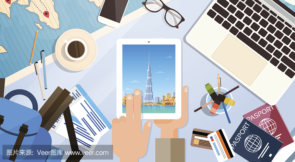 手持平板电脑与迪拜地平线全景,旅行者工作与