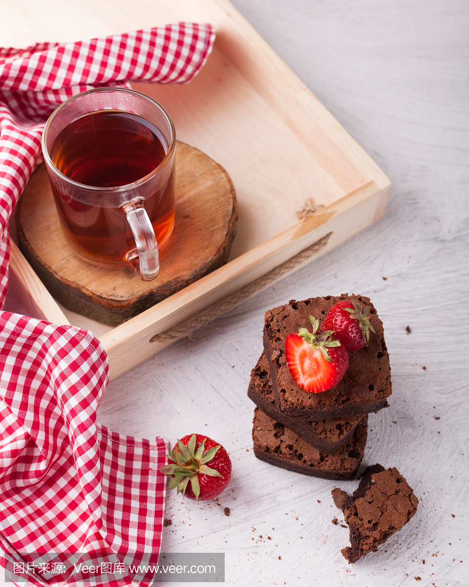 热红茶,美味的自制巧克力布朗尼蛋糕装饰有机