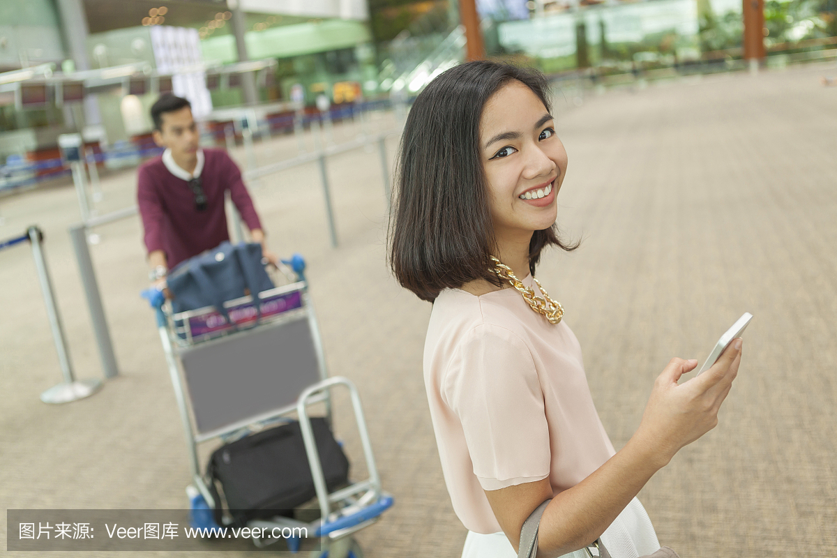 有魅力的女人检查智能手机信息