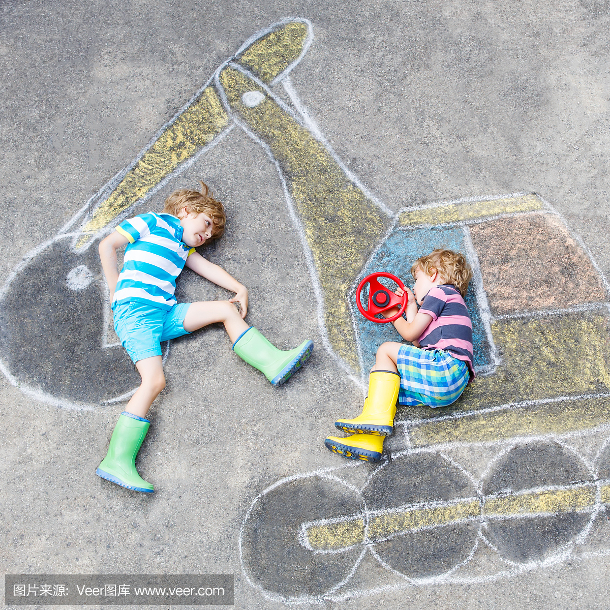 两个小孩男孩用挖掘机粉笔图片