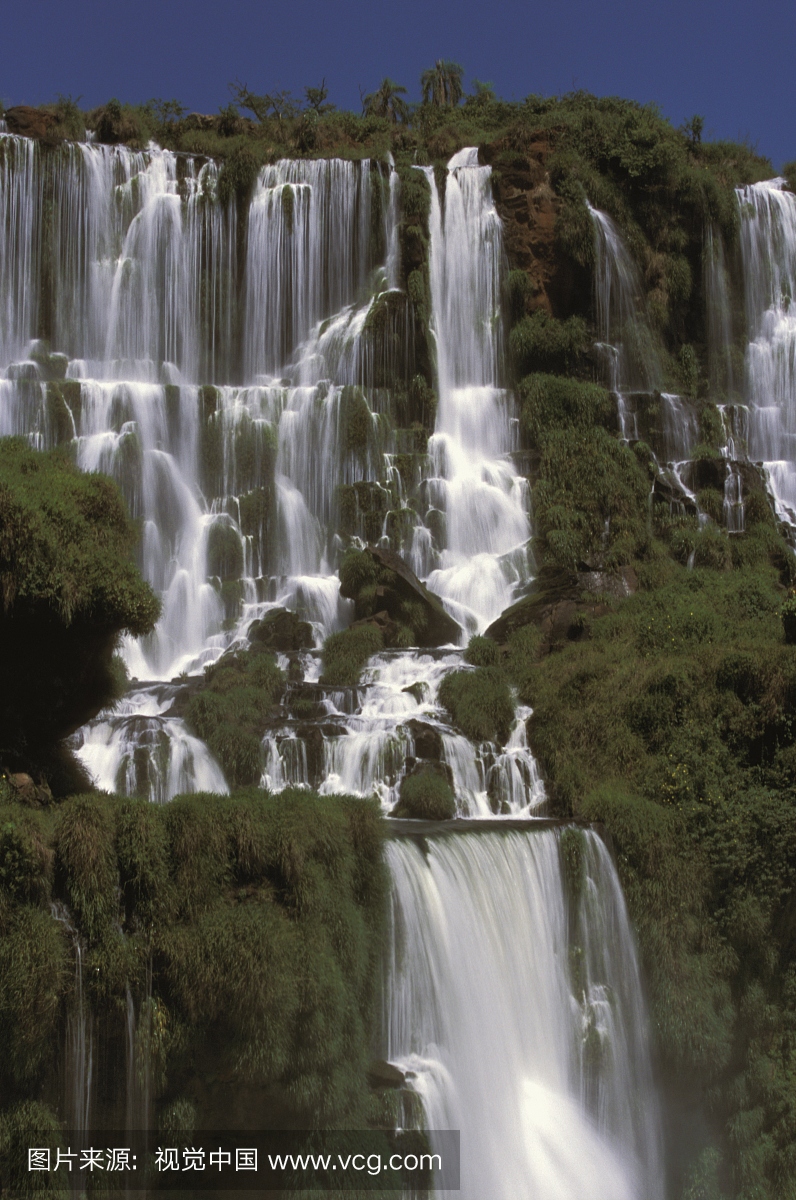阿根廷的伊瓜苏瀑布是伊瓜苏河的瀑布,形成了