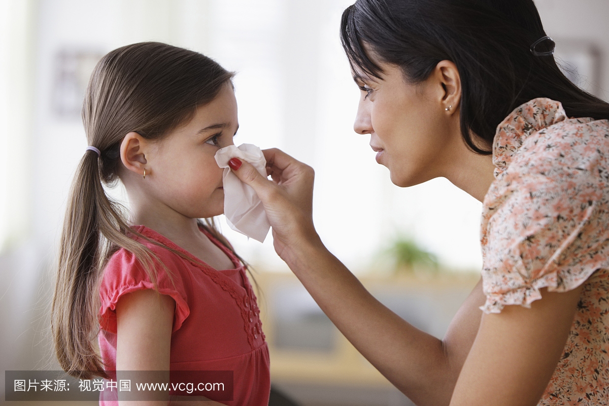 擤鼻子,擤鼻涕,鼻塞,擦鼻涕
