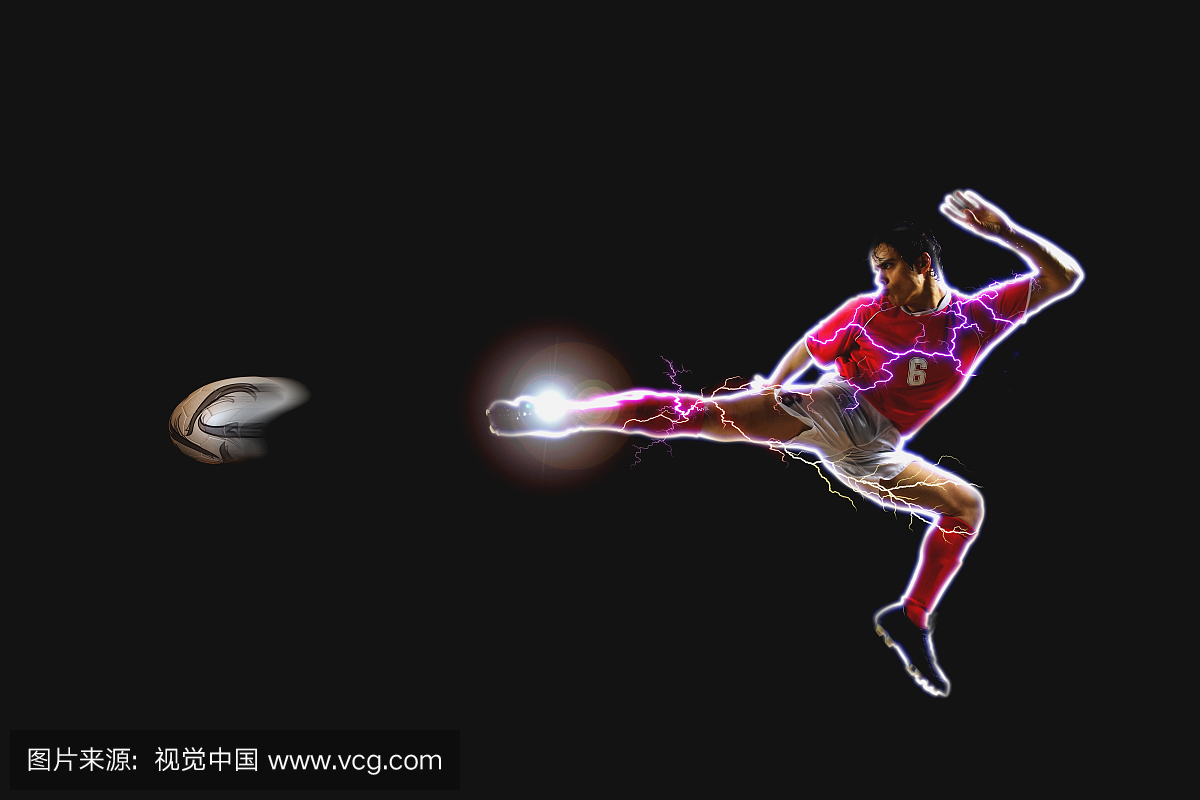足球运动员在半空中踢球