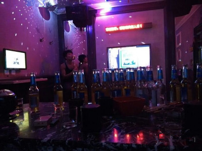 寒假里请许多同班同学去ktv唱歌,唱完之后是我付的钱