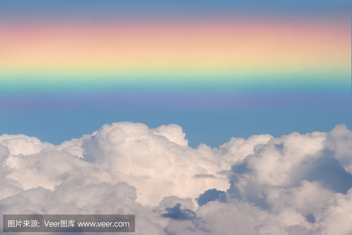 明亮的彩虹特写。七色全光谱。照片叠加蓬松多