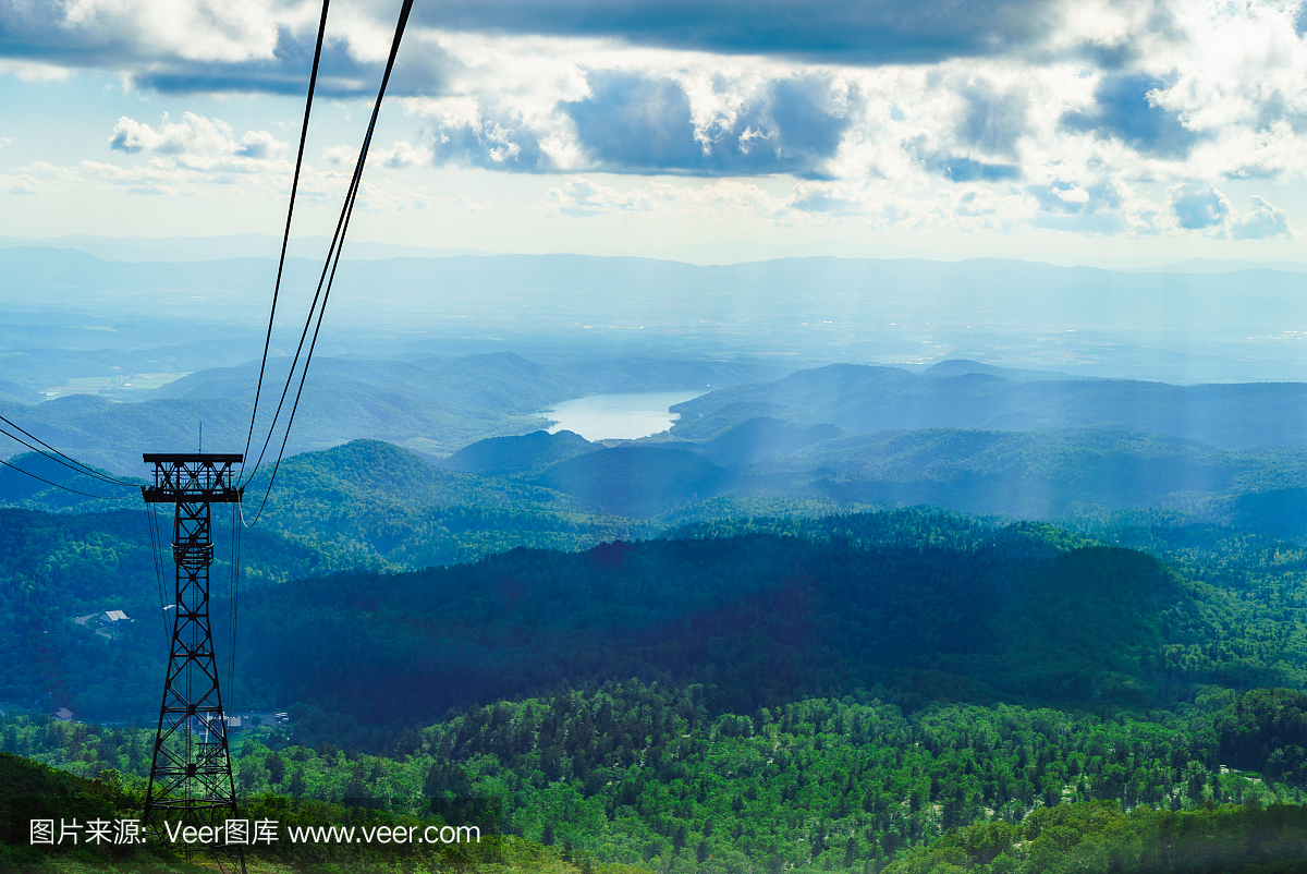 大柴山国家公园。旭日(日本北海道最高的山)从