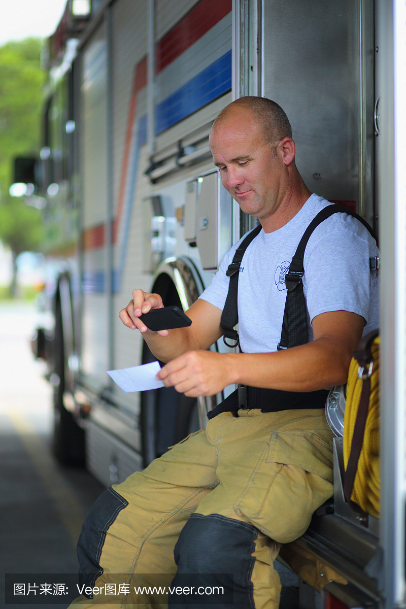消防员用手机存放支票