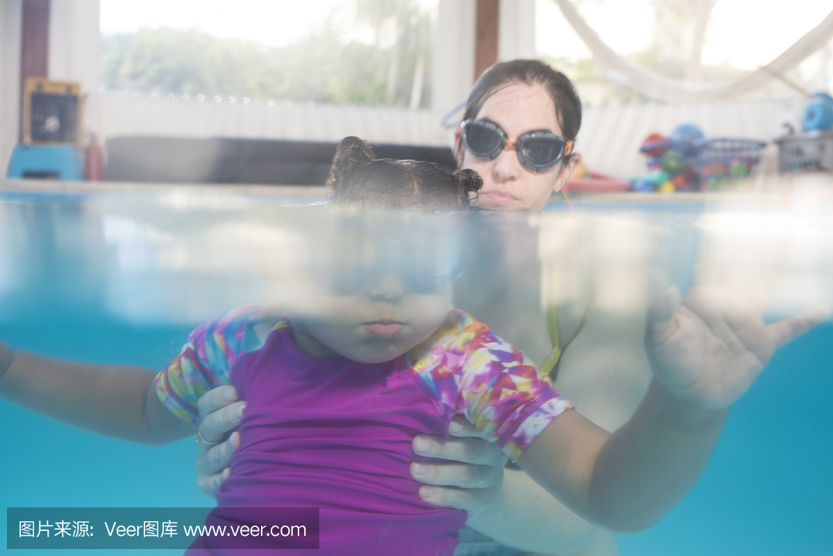 孩子水下举行呼吸游泳课。