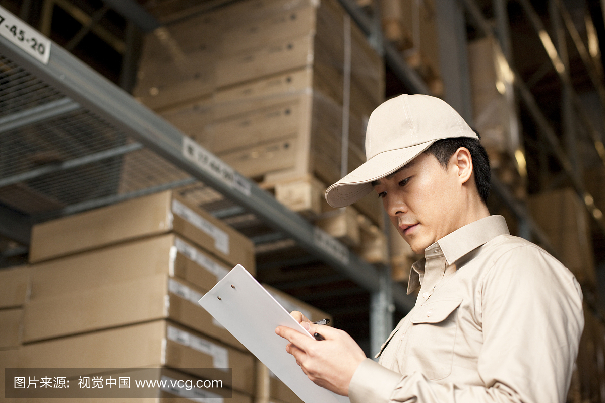 物流工作人员做记录