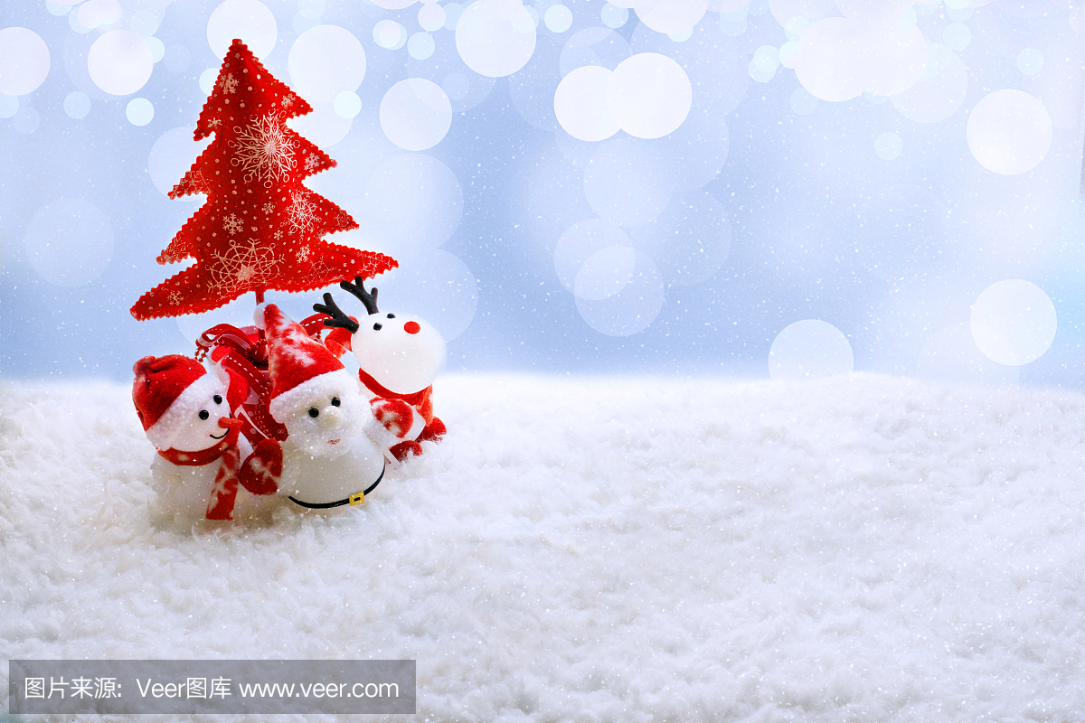 圣诞老人,雪人和鹿玩具在圣诞树下