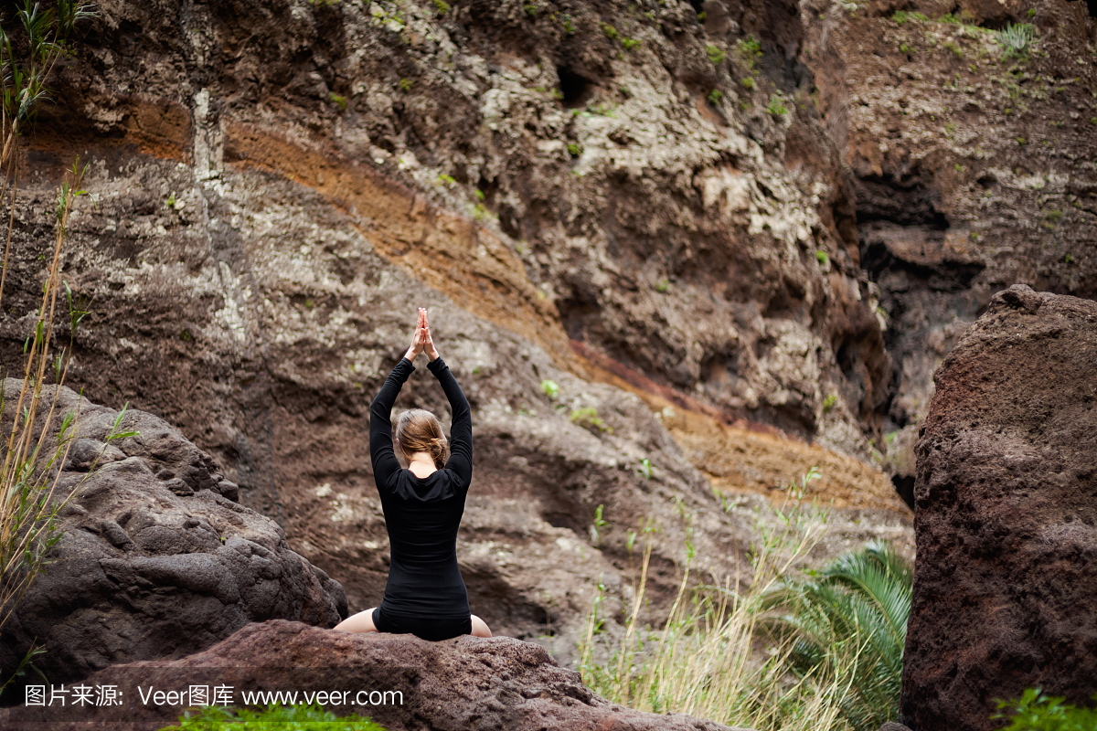 冥想瑜伽课程在岩石上