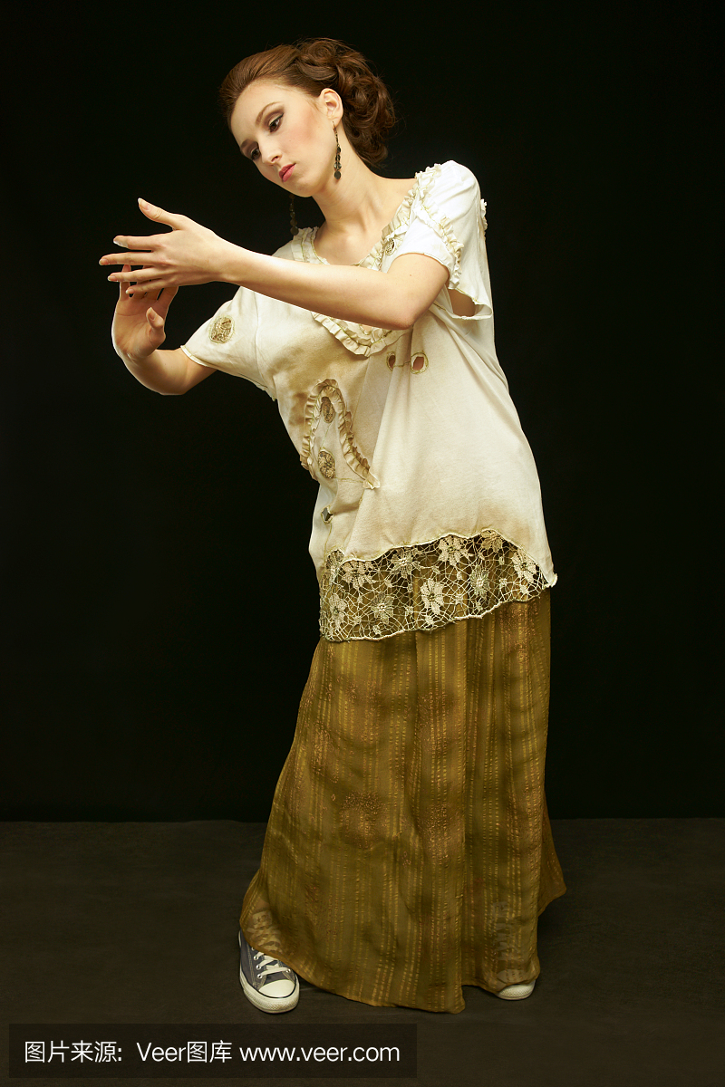 少年,女孩呈现衣服