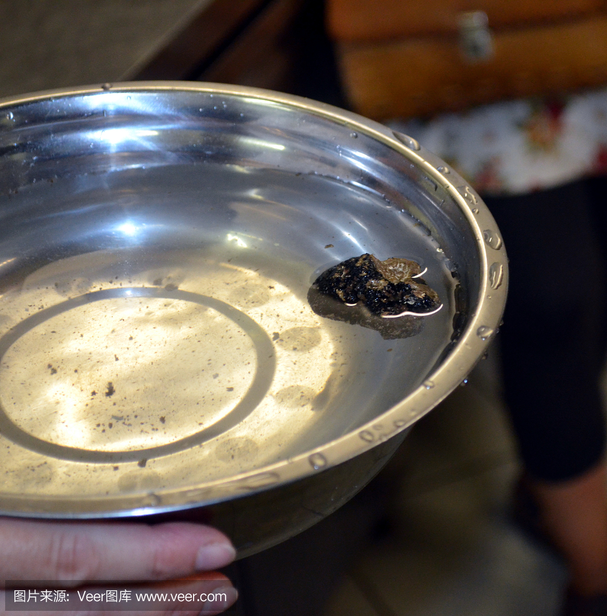 黑松露在一个充满水的铁锅里