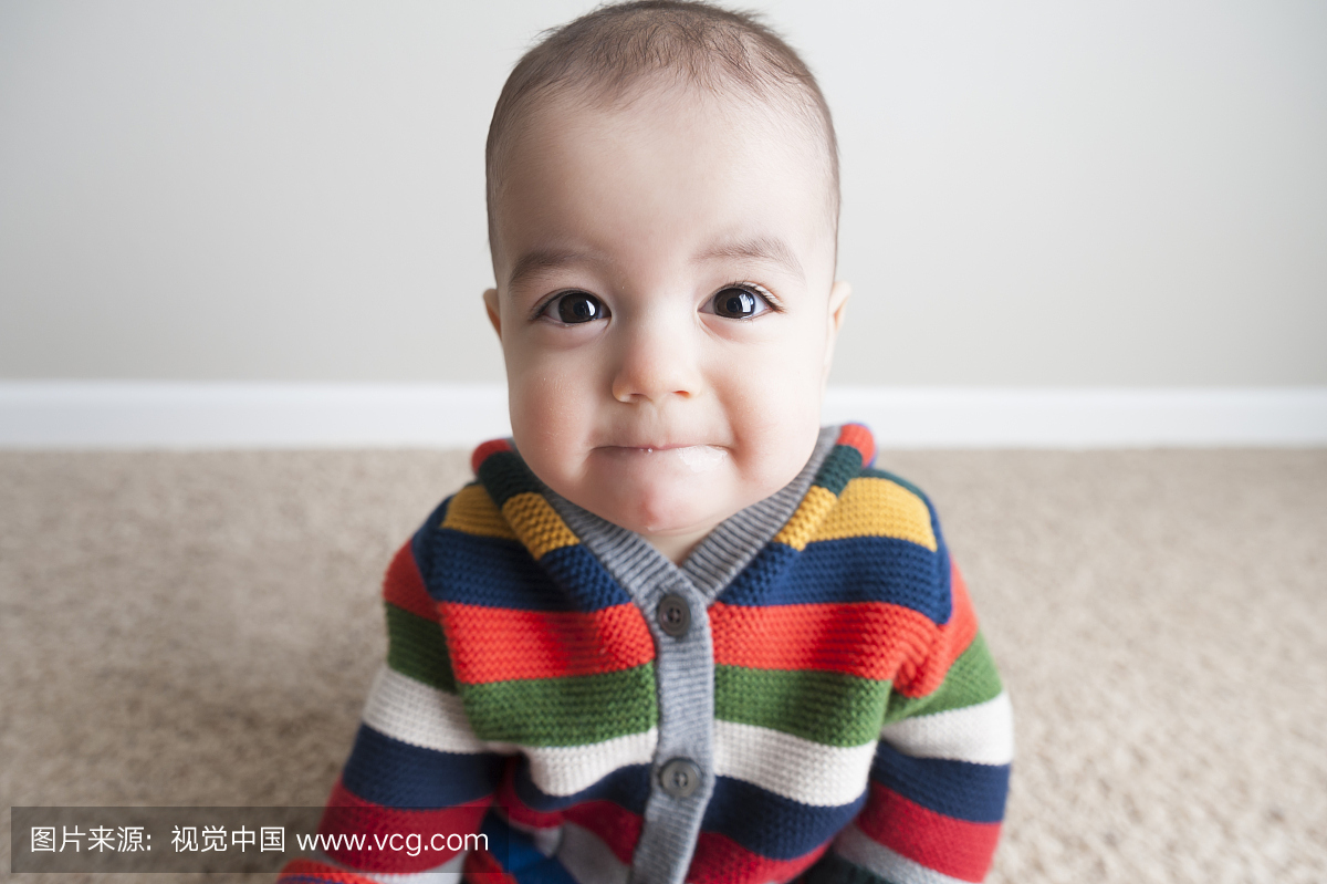 7个月婴儿在条纹毛衣相机微笑