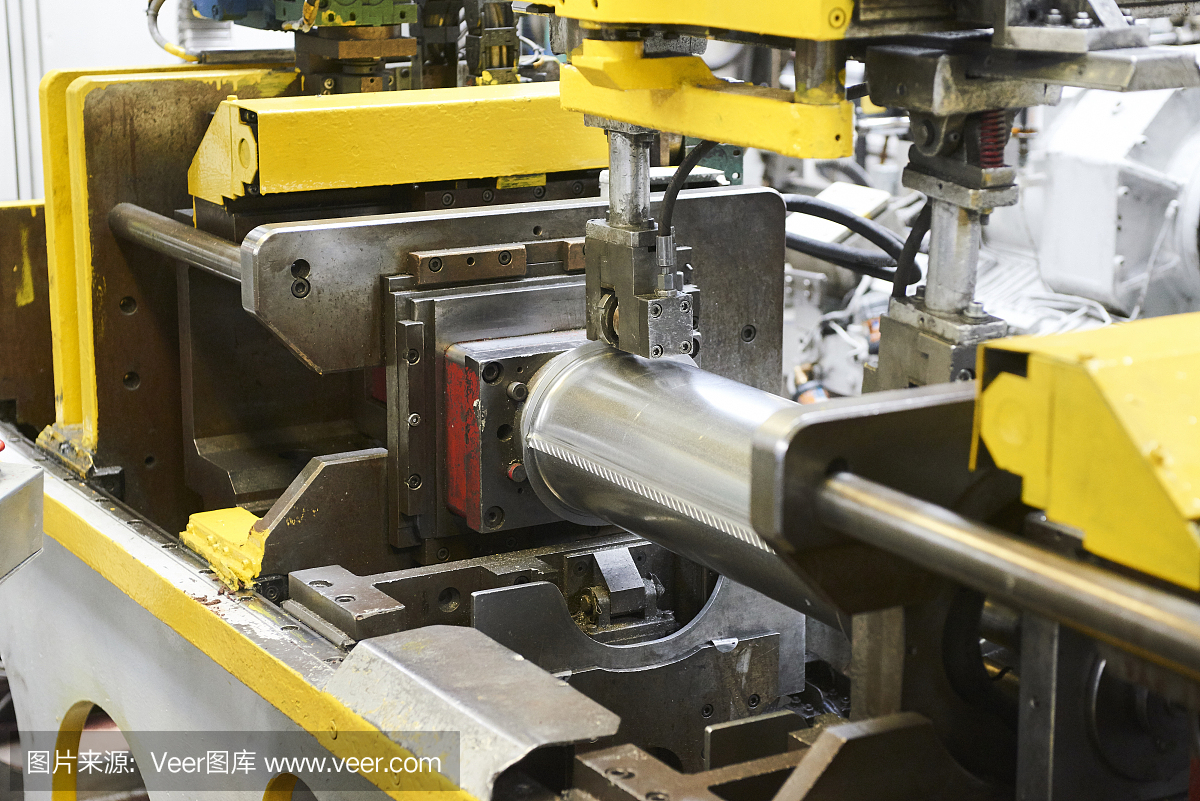 用弯板机弯曲金属板