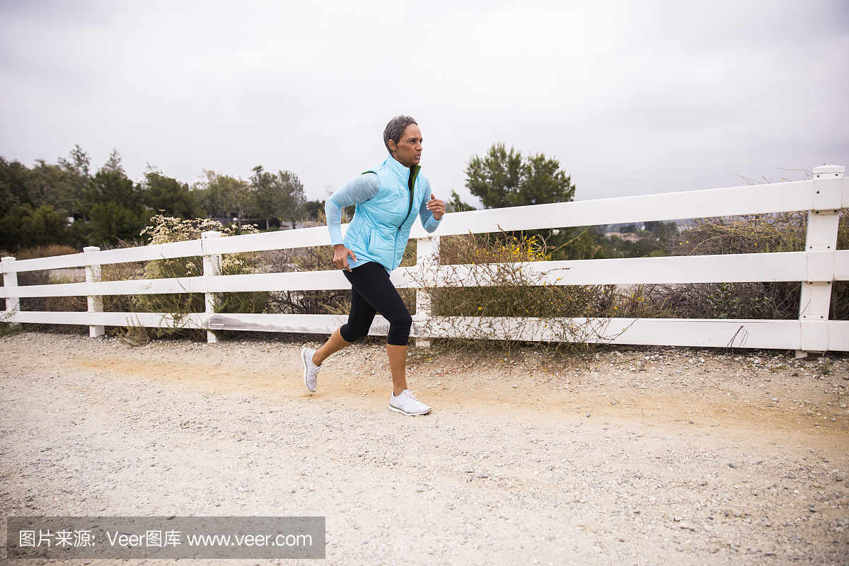 高级非裔美国人女人跑步