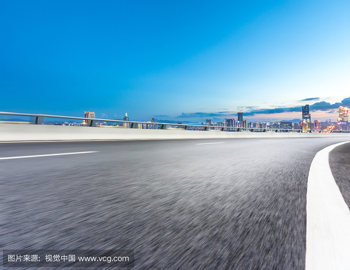 城市天际线与高速公路