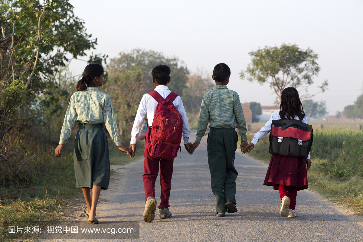 印度学童走路上学