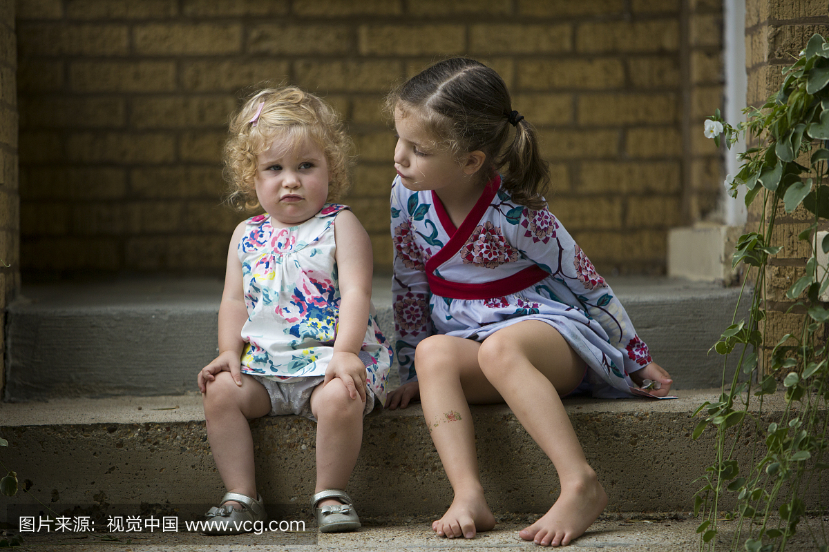 真实的人,伊利诺斯州,姐妹,坐