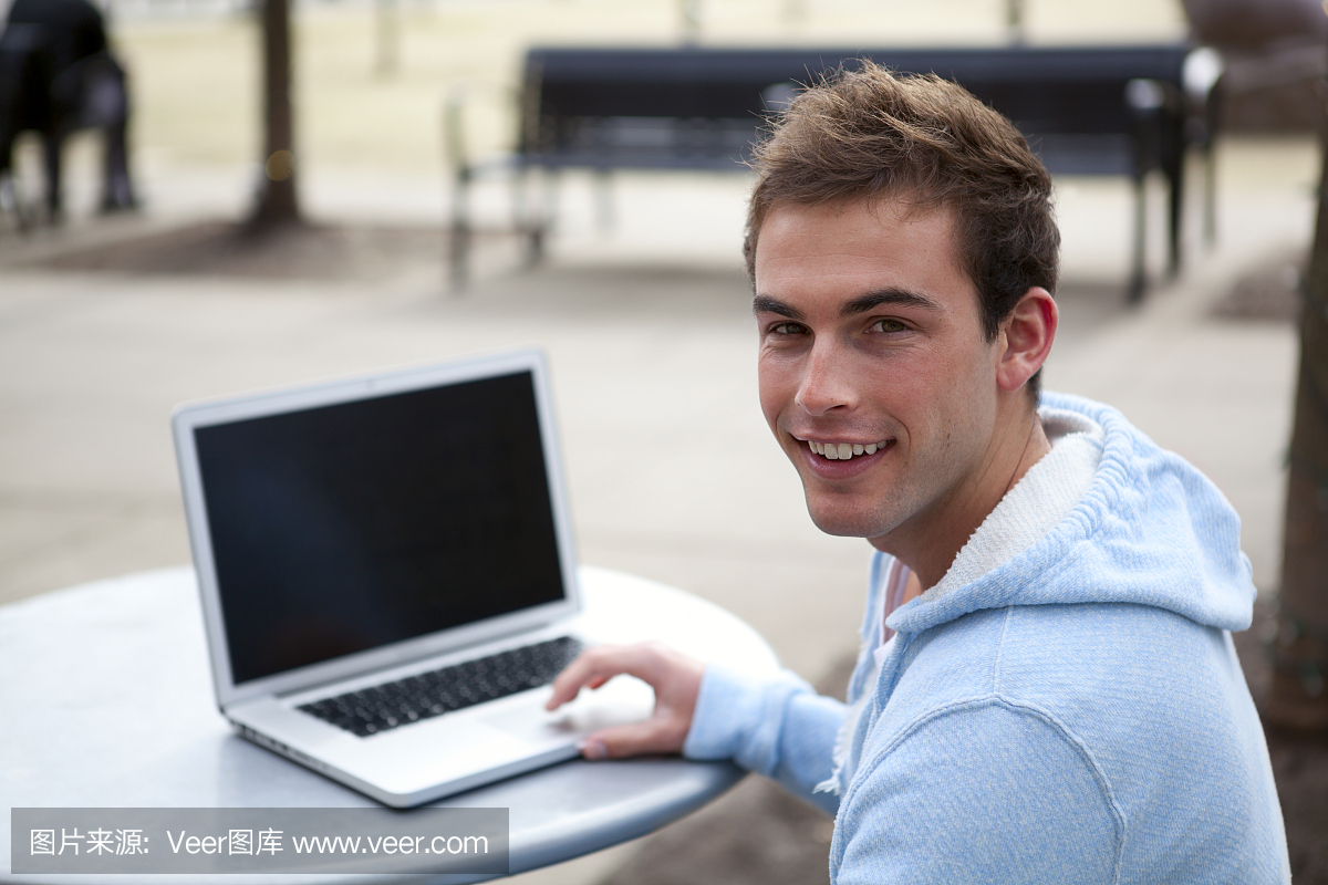 年轻人用笔记本电脑微笑