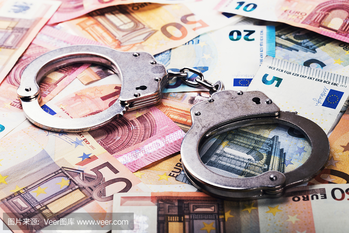 逃税,腐败概念 - 手铐欧元钞票