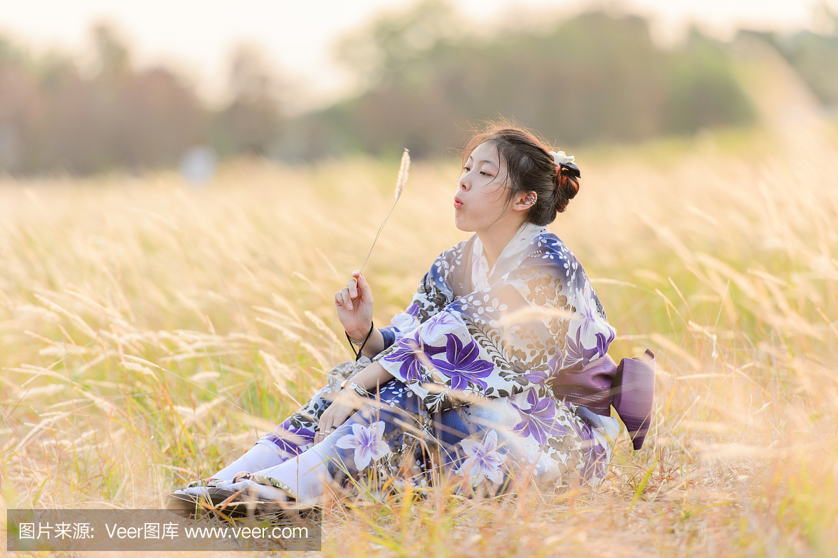 日本女孩的衣服叫做和服在草地
